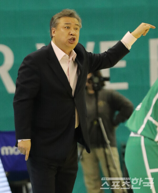 작전 지시하는 삼성생명 임근배 감독