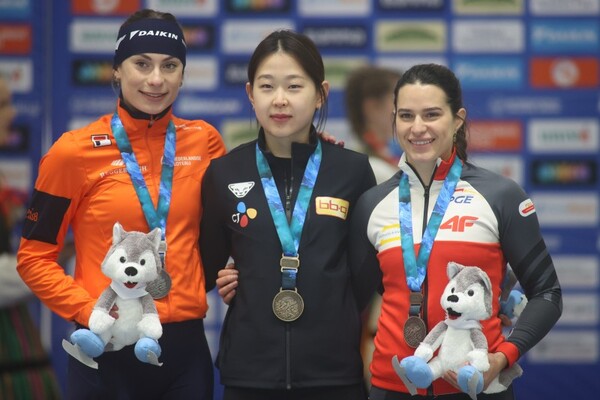 지난 9일(한국시간) 폴란드 토마슈프마조비에츠키에서 열린 대회 여자 500m 디비전A 2차 레이스에서 금메달을 획득한 김민선이 기념촬영을 하고 있다. (사진=EPA/연합뉴스)