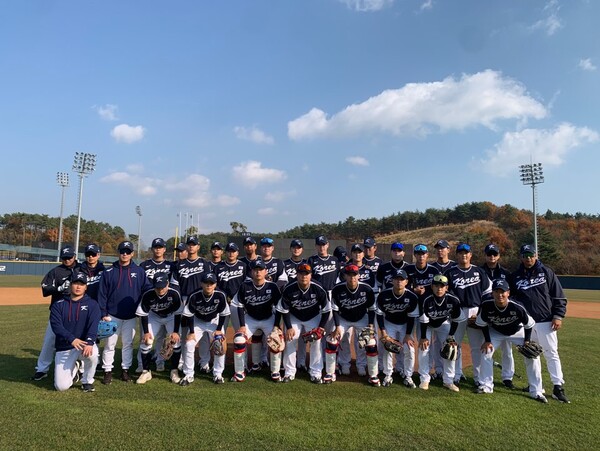 지난달 29일 제30회 아시아야구선수권대회에 출전하는 한국 야구대표팀이 경기가 열리는 대만으로 출국 전 단체사진을 촬영하고 있다. (사진=대한야구소프트볼협회)