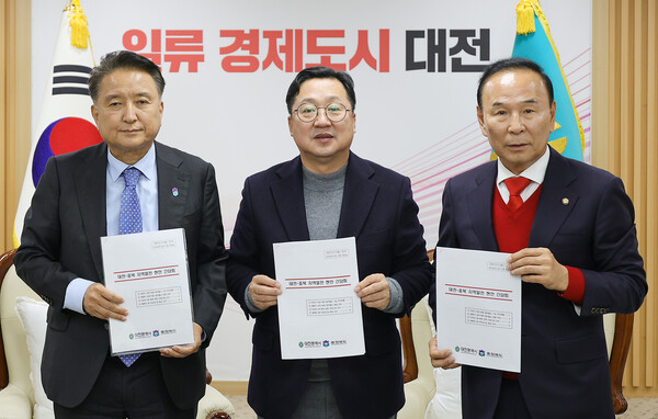 이날 이장우 대전시장(가운데)은 김영환 충북지사, 박덕흠 국회의원과 주요 현안을 논의 했다