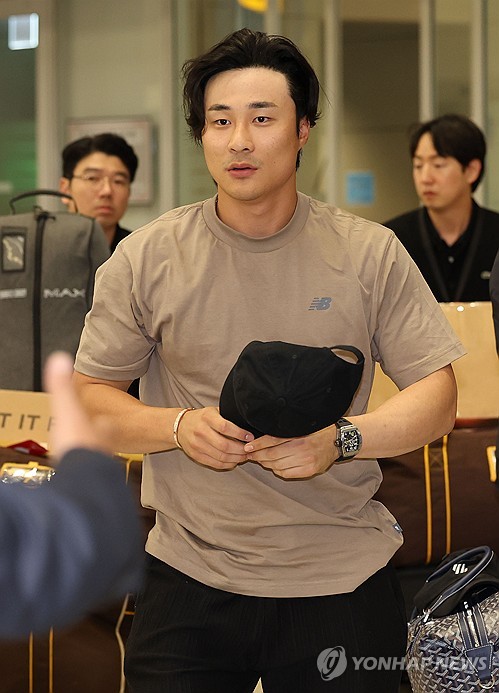 지난 10월 11일 미국프로야구 메이저리그(MLB) 시즌을 마친 김하성이 인천국제공항 2터미널로 귀국하고 있다. (사진=연합뉴스)