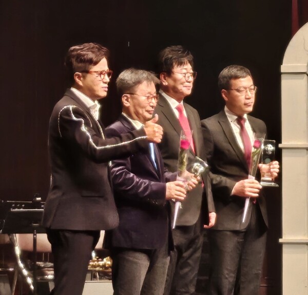 통신사 UPI 뉴스 강성명 광주전남본부 본부장이 가수들이 뽑은 올해의 기자상을 수상했다.(사진 맨 오른쪽이 강성명 본부장)