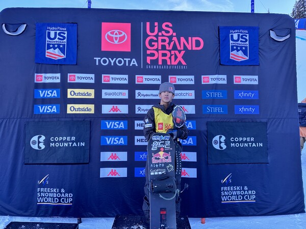 17일(한국시각) 미국 콜로라도주 코퍼마운틴에서 열린 2023-2024 FIS 스노보드 월드컵 남자 하프파이프 결선. 은메달을 따낸 이채운이 시상식 종료 후 사진을 찍고 있다. (사진=올댓스포츠 제공)