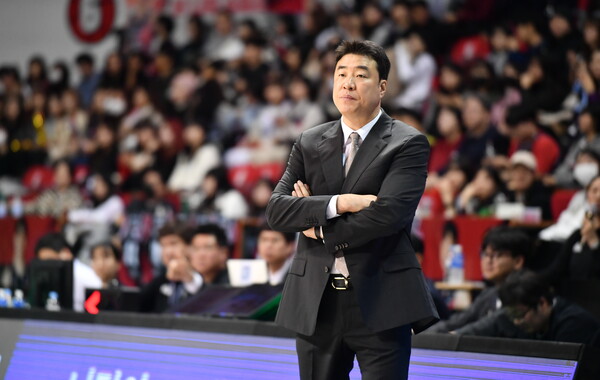 (사진=프로농구 서울 삼성의 은희석 감독이 성적 부진에 대한 책임을 지고 21일 스스로 자리에서 물러났다. / KBL)