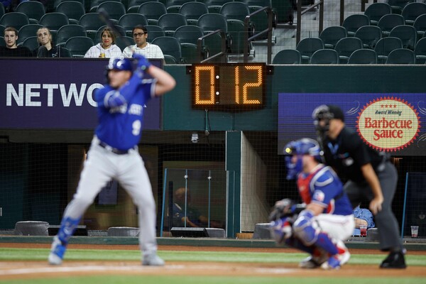 3월 28일 펼쳐진 텍사스 레인저스와 캔자스시티 로열스의 MLB 시범경기. 전광판으로 피치클락이 보이고 있다. (사진=AP/연합뉴스)
