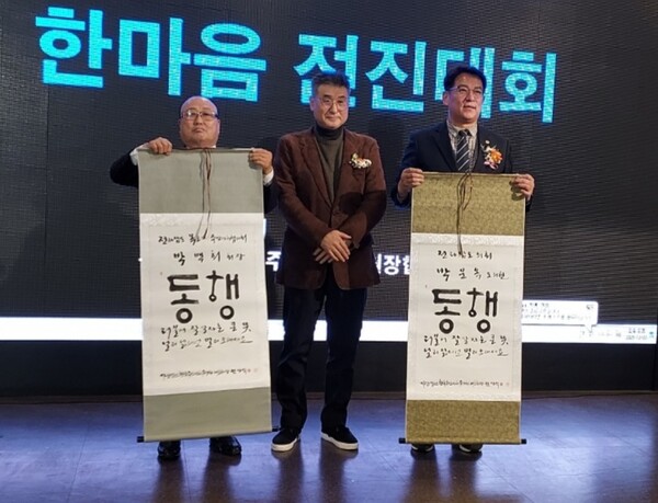 전남도의회 박문옥전남도의원이 지난 22일 한국주민자치중앙회에서 시상하는 공로상 수상했다.(사진 맨 오른쪽이 박문옥 도의원)