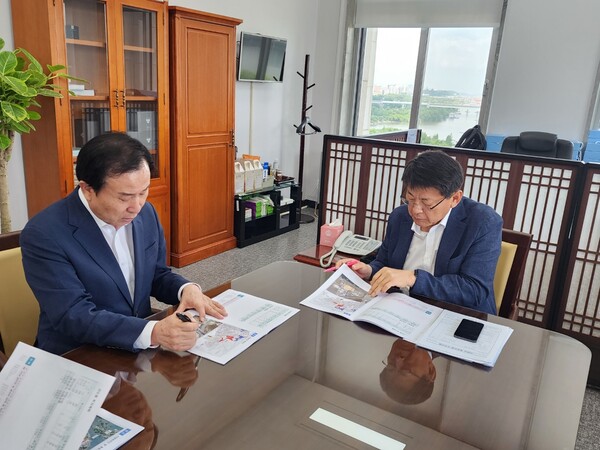 박홍률 목포시장이 지난 7월 27일 국회를 방문 서삼석 국회예결위원장을 만나 현안사업에 대한 국비지원을 건의했다.