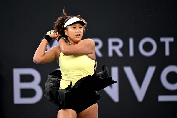 지난 1일 호주 브리즈번에서 열린 여자프로테니스(WTA) 투어 브리즈번 인터내셔널 대회 이틀째 단식 본선 1회전에서 오사카 나오미가 복귀전을 펼치고 있다. (사진=AFP/연합뉴스)