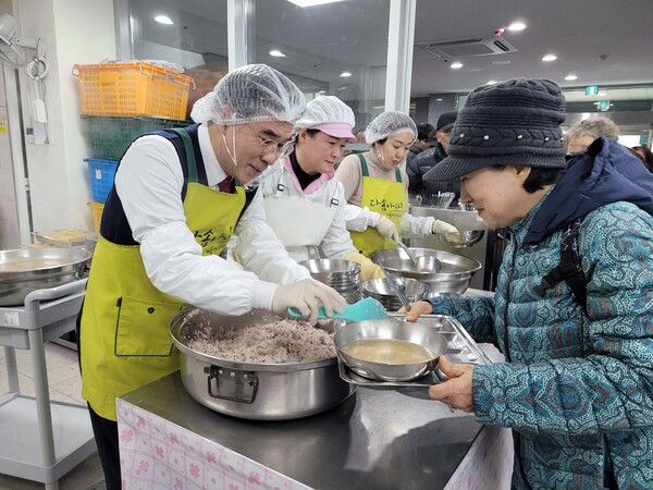 이응우 계룡시장이 무료 배식봉사를 하고있다