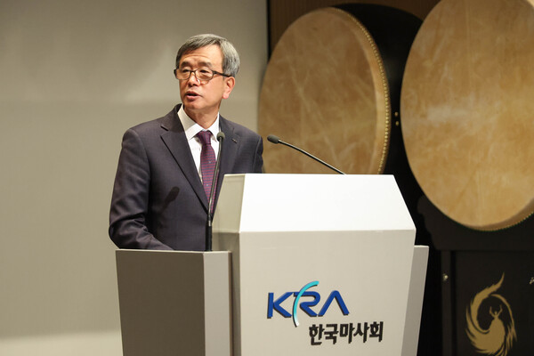 (사진=한국마사회 정기환 회장이 4일 열린 시무식 행사에서 신년사를 통해 변화와 혁신을 강조했다. / 한국마사회)