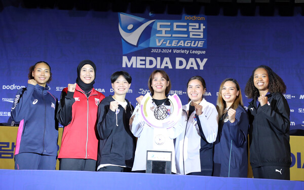 2023~2024시즌 V-리그 여자부 미디어데이에서 참석한 아시아쿼터 선수들이 기념촬영을 하고 있다. (사진=연합뉴스)