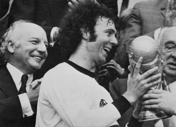 (사진=독일 축구 전설 프란츠 베켄바워가 항년 78세 나이로 별세했다. 사진은 1974년 서독 월드컵 우승 당시 트로피를 받는 베켄바워 / AFP=연합뉴스)