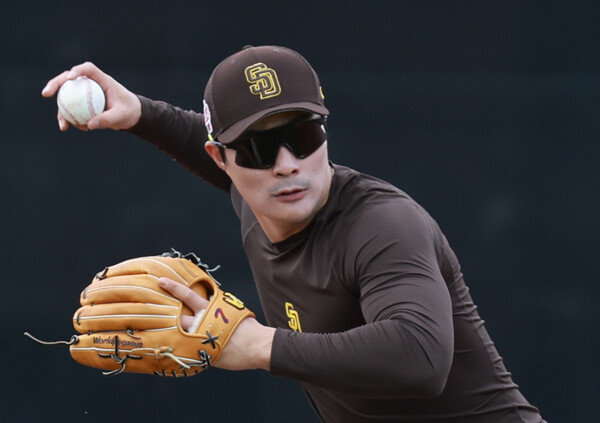 미국프로야구 메이저리그(MLB) 샌디에이고 파드리스 김하성이 경기 전 수비연습을 펼치고 있다. (사진=연합뉴스)
