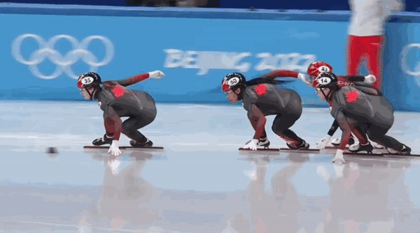 (사진=7일(한국시간) 열린 2022 베이징 동계 올림픽 쇼트트랙 여자 500m 준준결승 1조 경기에서 중국의 판커신(빨간색)이 밀친 검은색 블럭이 캐나다의 앨리슨 샤를의 스케이트 날에 부딪혔다 / 중계화면 캡처)