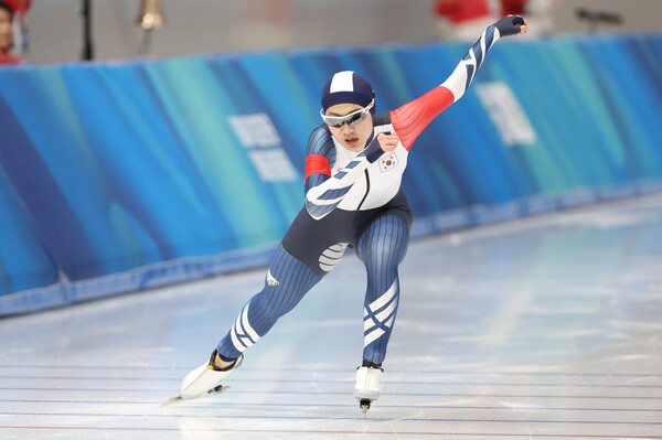 (사진=정희단이 22일 열린 강원 2024 스피드스케이팅 여자 500m에서 은메달을 획득했다. / 연합뉴스)