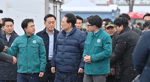 김태흠 충남지사(왼쪽)가 윤석열 대통령과 한동훈 국민의힘 비상대책위원장을 만나고 있다