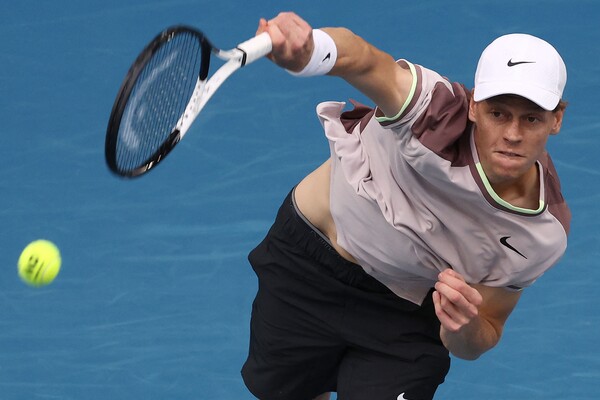 19일(한국시각) 호주 멜버른의 로드 레이버 아레나에서 열린 2024 호주오픈 테니스 남자 단식 3라운드 경기. 얀니크 신네르가 세바스티안 바에스를 상대로 서브하고 있다. (사진=AFP/연합뉴스)