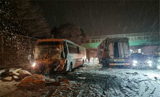 지난달 21일 서해안고속도로 서울방향 당진IC 부근에서 발생한 눈길 교통사고 현장. (한국도로공사)