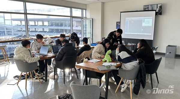 창원NC파크 스카이박스에서 코딩 과제를 수행하는 학생들. (사진=NC 다이노스)