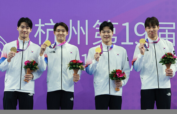 2022 항저우 아시안게임 수영 남자 800m 계영 금메달을 딴 황선우(왼쪽부터), 김우민, 이호준, 양재훈. (사진=연합뉴스)
