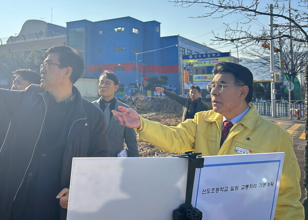 이응우 계룡시장(오른쪽)이 엄사면 연두순방 후 민원현장을 확인하고 있다