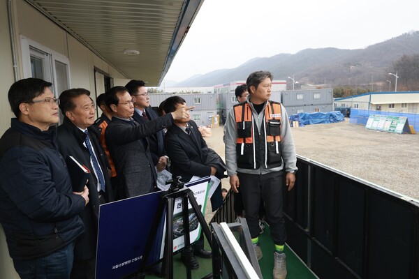 김영환 충북지사(왼쪽 두번째)가 국립소방병원 건설현장을 점검하고 있다