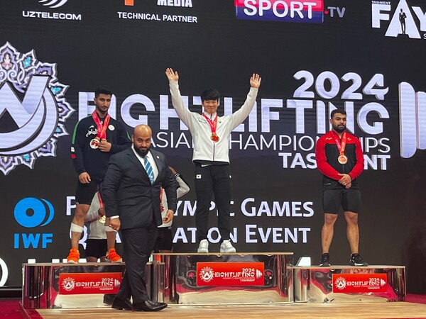 2024 아시아역도선수권대회에서 진안군청의 유동주가 한국에 첫 금메달을 목에걸고 기뻐하고 있다.[사진=전북특별자치도체육회 제공]