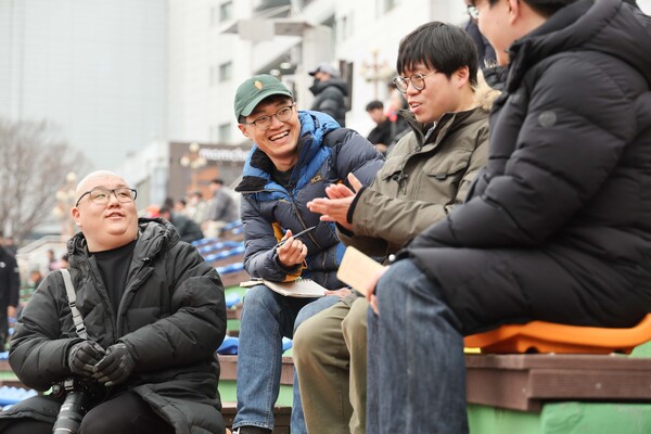 렛츠런파크 서울에서 경마를 즐기는 경마 서포터즈 ‘뛰뛰마마’ 회원들. (사진=한국마사회 제공)