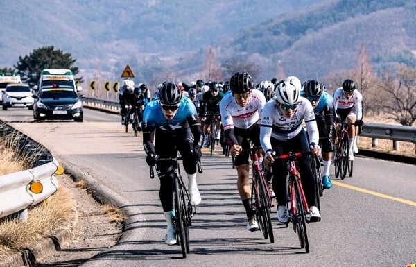 지난해 열린 창녕투어 전국도로사이클대회에서 선수들이 사이클을 타고 도로를 질주하고 있다. (사진=창녕군)