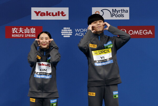 (사진=19일(한국시간) 막 내린 세계수영선수권대회에서 다이빙 혼성 싱크로 3m 종목 동메달을 따낸 김수지(왼쪽)와 이재경이 세리머니 중이다. / EPA=연합뉴스)