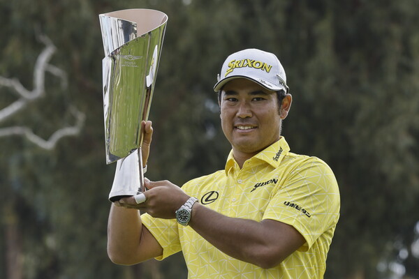 9일(한국시각) 미국 캘리포니아주 팰리세이즈의 리비에라 컨트리클럽(파71)에서 열린 PGA 투어 제네시스 인비테이셔널 마지막 날 4라운드 경기. 우승을 차지한 마츠야마 히데키(일본)가 트로피를 들고 기뻐하고 있다. (사진=EPA/연합뉴스)