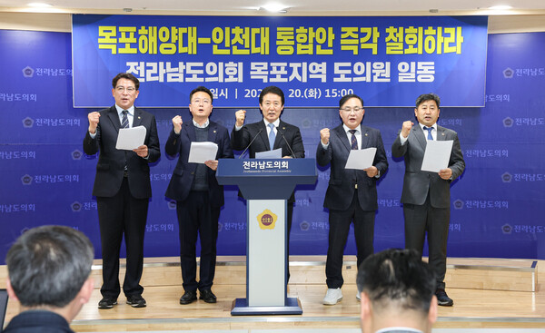 사진 좌로 부터 박문옥의원, 최선국의원, 전경선부의장, 조옥현교육위원장, 최정훈 의원