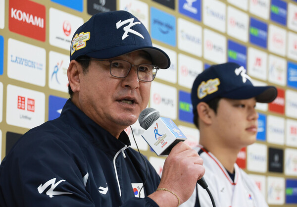 지난해 11월 15일 일본 도쿄에서 열린 아시아프로야구챔피언십(APBC) 공식 기자회견에서 한국 대표팀 류중일 감독이 취재진 질문에 답하고 있다. (사진=연합뉴스)