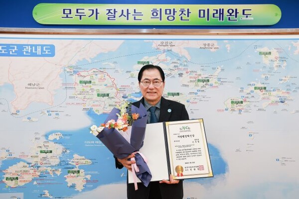 완도군이 제1회 한국지방자치학회 지방행정혁신 대상에서 최우수상을 수상했다. 사진은 신우철 완도군수