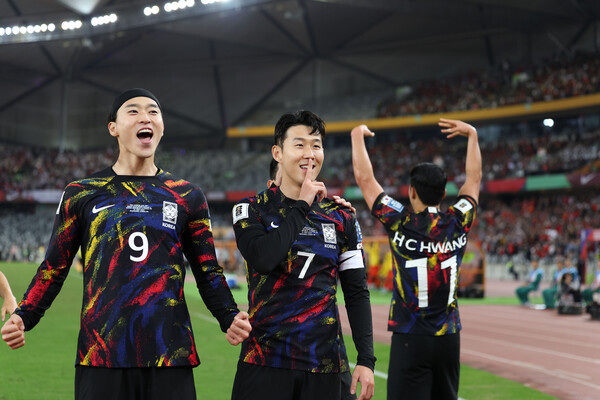 2026 북중미 월드컵 아시아 2차 예선 한국과 중국의 경기. 손흥민(가운데)이 페널티킥으로 선취골을 넣은 뒤 세리머니를 하고 있다. (사진=대한축구협회)
