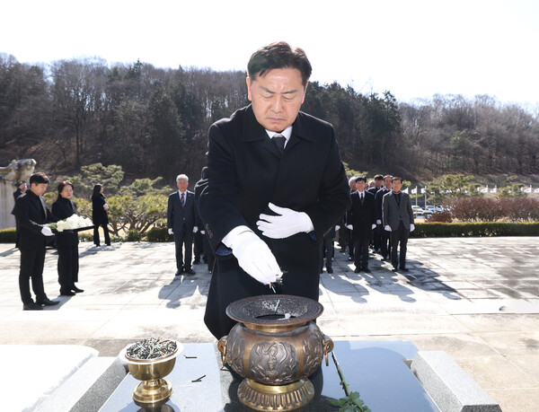 김관영도지사는 지난 1일  3.1절 기념식 행사에 이어 독립운동추념탑을 방문해 헌화와 분향 등 참배하고 있다.[사진=전북자치도 제공]
