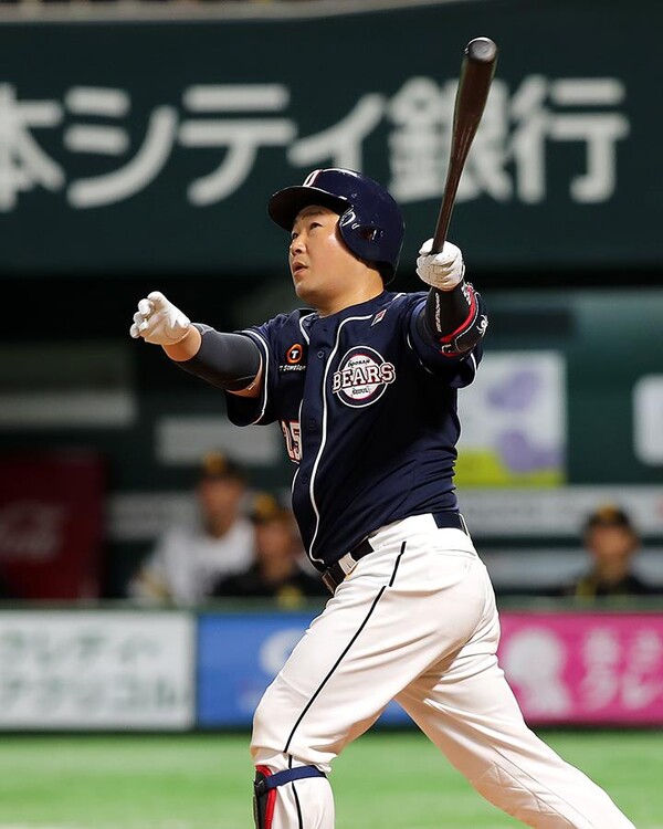 3일 일본 후쿠오카 현 후쿠오카시 PayPay 돔에서 열린 두산 베어스와 후쿠오카 소프트뱅크 호크스의 연습 경기. 두산 양의지가 4회 초 홈런을 치고 타구를 바라보며 1루로 나가고 있다. (사진=두산 베어스)