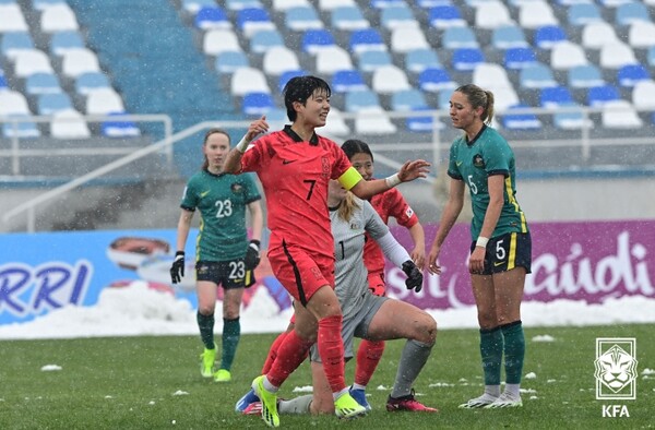한국 여자 U-20 대표팀 전유경이 호주와의 AFC U-20 여자 아시안컵 경기에서 선제골을 넣은 뒤 환호하고 있다. (사진=대한축구협회)