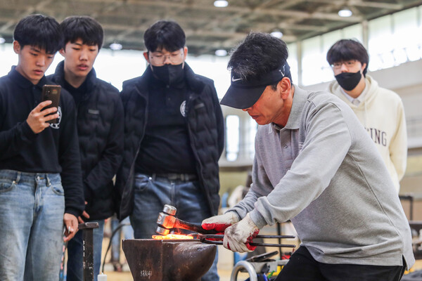 지난해 11월에 열린 장제 챔피언십에 참여한 장제사가 수제 편자를 제작하고 있다. (사진=한국마사회)