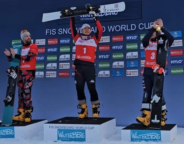 2023-2024 FIS 스노보드 월드컵 알파인 남자 평행회전 우승을 차지한 이상호(가운데). (사진=대한스키협회)