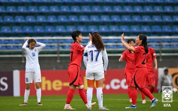 홍채빈(가운데)이 우즈베키스탄과 U-20 여자 아시안컵 조별리그 최종전에서 골을 넣은 뒤 동료와 함께 기뻐하고 있다. (사진=대한축구협회)