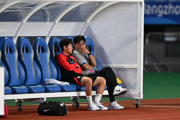 대화를 나누고 있는 황선홍(오른쪽) 한국 축구대표팀 임시 감독과 이강인. (사진=대한축구협회)
