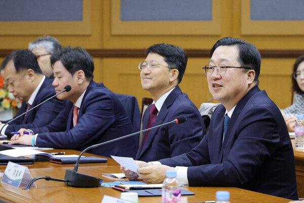 이장우 대전시장(오른쪽 첫번째)이 한국기계연구원을  방문하고 있다