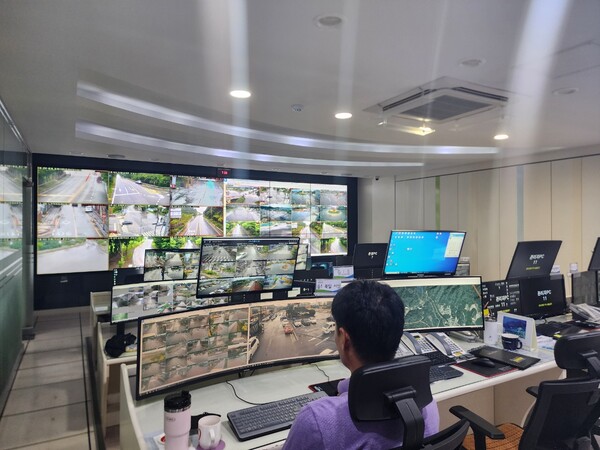 장성군청 관제요원이 지능형 선별관제 시스템이 적용된 CCTV 화면을 감시하고 있다[사진=장성군 제공]