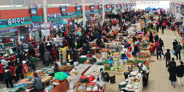 함평천지전통시장 모습, 국산 농수산물 상품 구입시 온누리 상품권 환급 행사를 진행한다. 