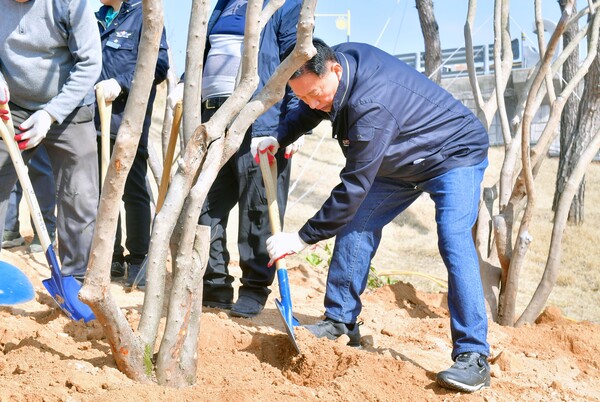 장성군이 19일 황룡강변에서 식목일 기념 나무심기 행사를 가졌다. 식재 작업에 참여한 김한종 군수