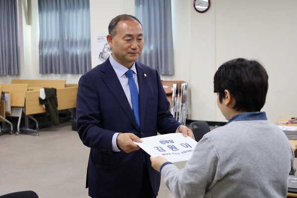 김원이 더불어민주당 목포시국회의원 후보가  총선 후보자 등록을 하고 있다,