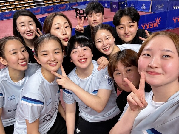 2024실업탁구챔피언전 여자단체전 우승을 차지한 포스코인터내셔널 선수단이 기념 사진을 촬영하고 있다.(사진=포스코인터내셔널)