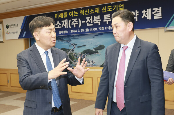 김관영지사(왼쪽)와 이상호 한국미래소재㈜ 대표가 담소를 나누고 있다.[사진=전북자치도 제공]