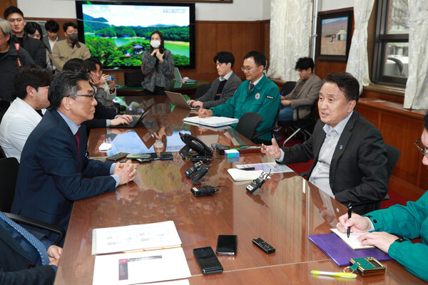 김영환 충북지사가 의대정원 증원 관련 충북대 의대교수와 간담회를 열고있다 